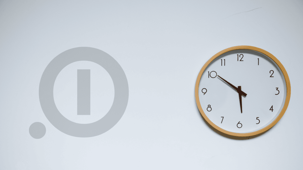 absence.io Logo neben analogen Wanduhr, um die Vorteile der digitale Zeiterfassung zu signalisieren