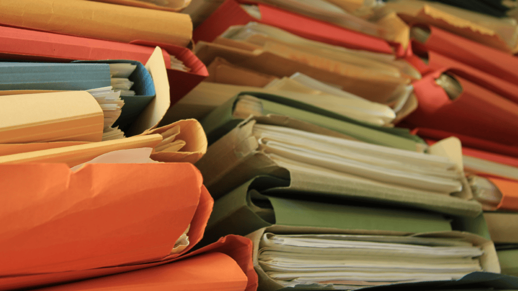 Stapel bunter Papierakten für die Personalakte, dicht aneinandergereiht