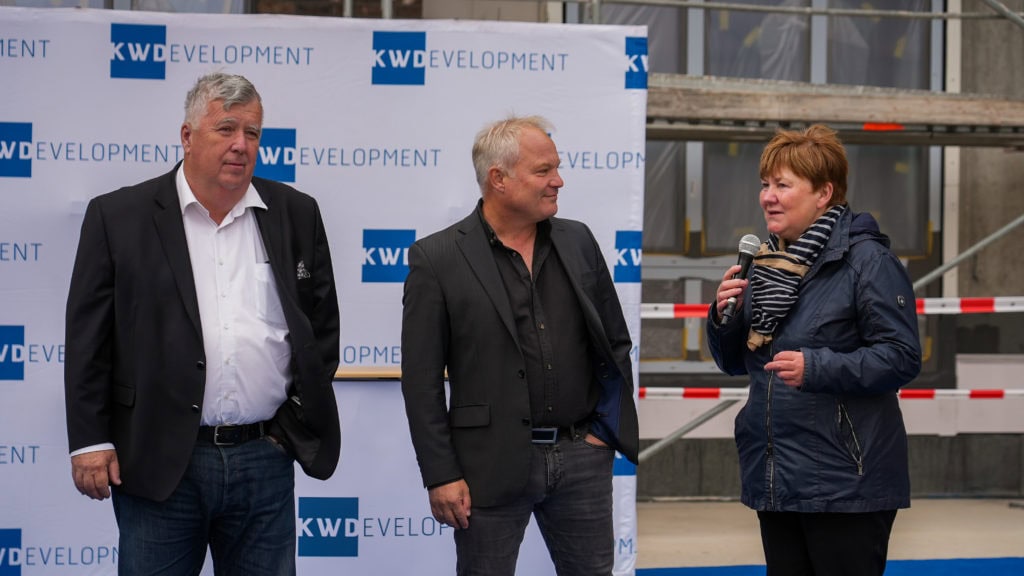 Landrat Gernot Schmidt, KWD-Geschäftsführer Jan Kretzschmar und Strausbergs Bürgermeisterin Elke Stadeler beim Richtfest für den Neubau von KW-Development für 400 Service-Apartments auf dem Gewerbecampus am Flugplatz Strausberg.