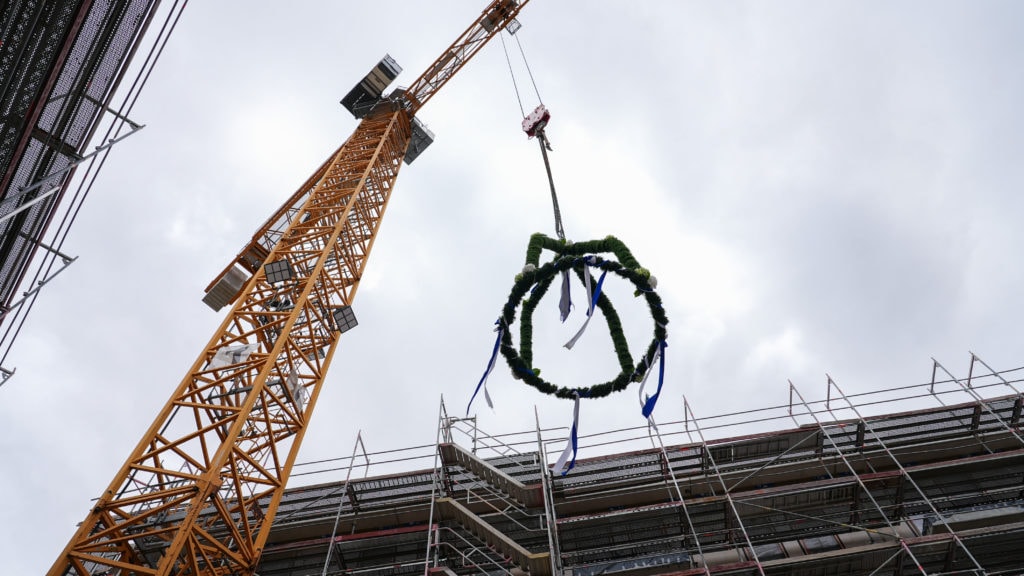 Richtfest für den Neubau von KW-Development für 400 Service-Apartments auf dem Gewerbecampus am Flugplatz Strausberg.