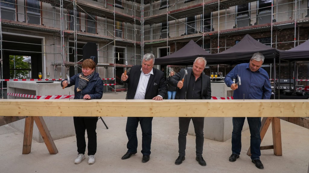 Strausbergs Bürgermeisterin Elke Stadeler, Landrat Gernot Schmidt, KWD-Geschäftsführer Jan Kretzschmar und Projektleiter Christian Lemke beim Richtfest für den Neubau von KW-Development für 400 Service-Apartments auf dem Gewerbecampus am Flugplatz Strausberg.