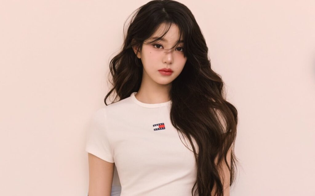 Jang Won Young Tampil Santai di Bandara, Sapa Fans dengan Senyum Ceria