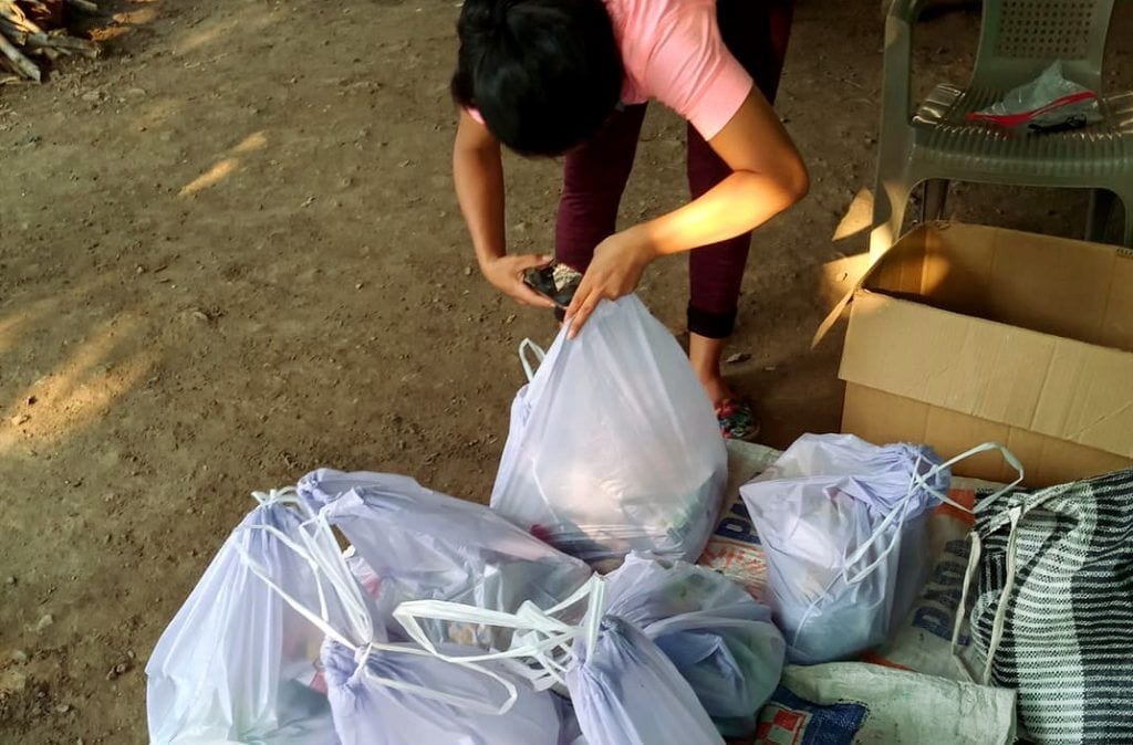 Lesli Vargas prepara bolsas de alimentos