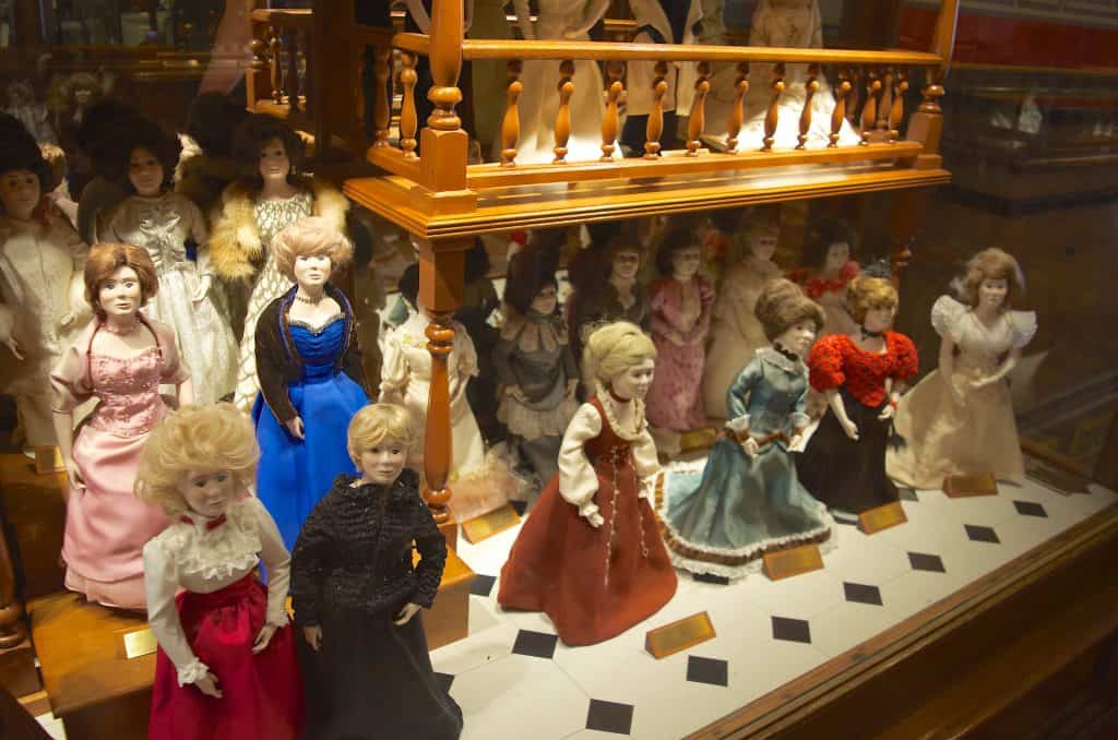 A Day Trip to the Des Moines, Iowa State Capitol Building Governor Wife Dolls in Des Moines Iowa State Capitol