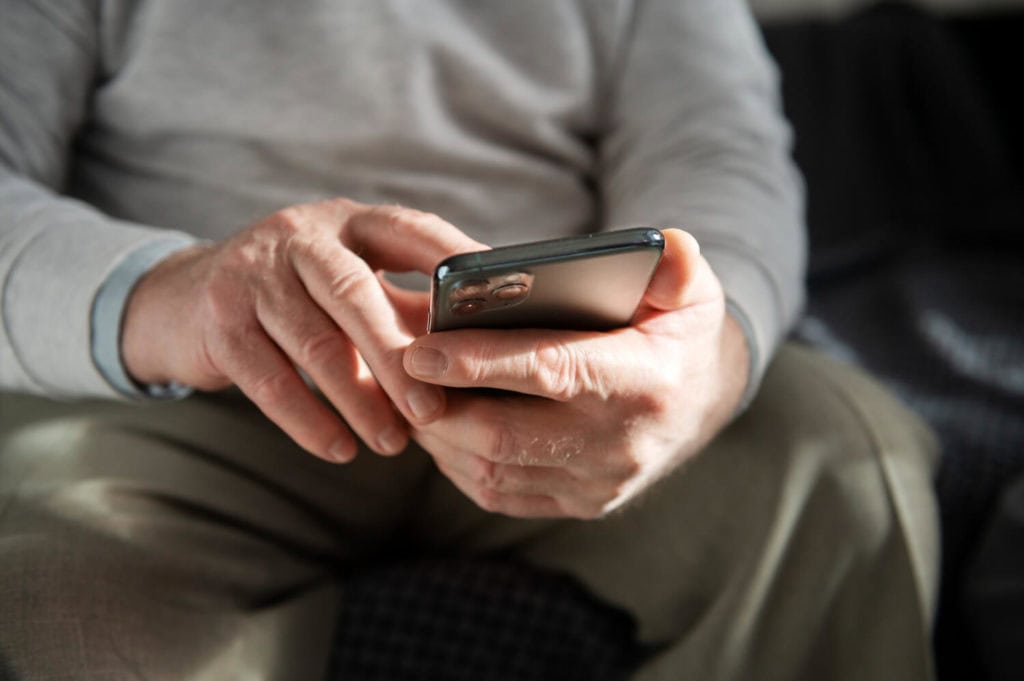 Pourquoi est-il recommandé aux seniors d&rsquo;avoir un smartphone ? Avantages et conseils d&rsquo;utilisation 