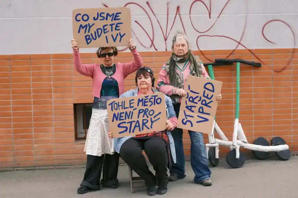 Site-specific představení, které otevírá prostor pro hlasy seniorů a seniorek | zdroj: web festivalu REGIONY