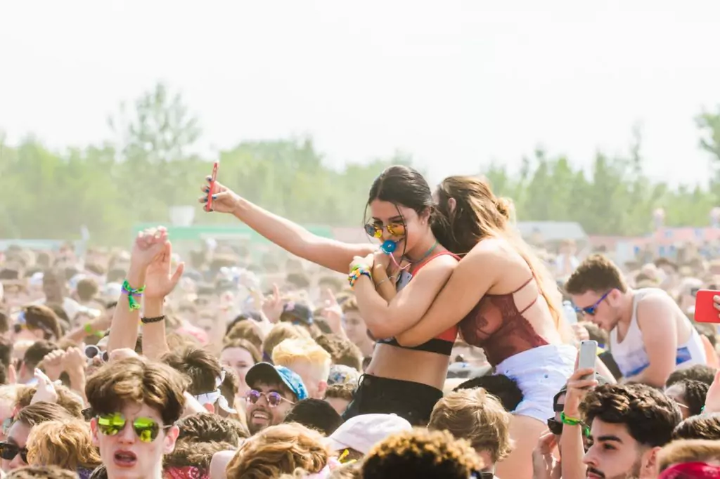 festival girls hugging