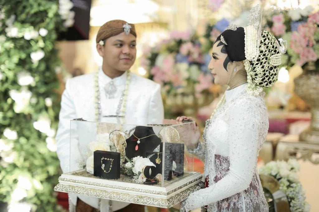 Serah terima mahar setelah akad satu set perhiasan