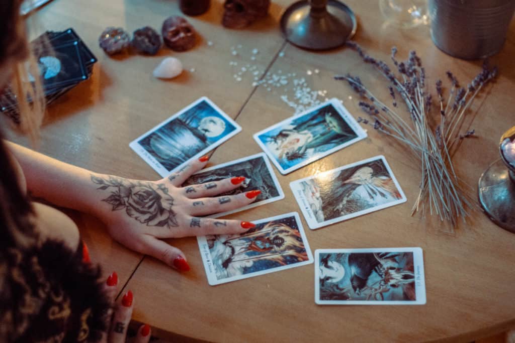 Meilleurs jeux de tarot avec significations et mots-clés sur les cartes (2020)