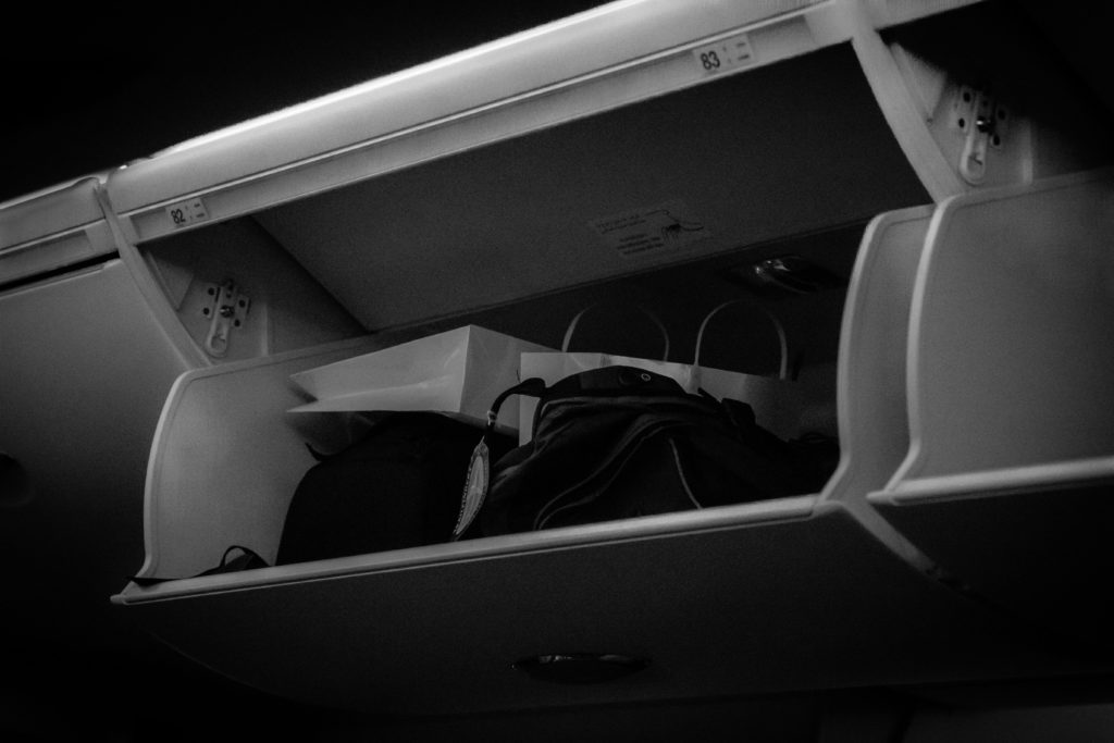 Verstauen des Frachtgepäcks in der Flugzeugkabine.