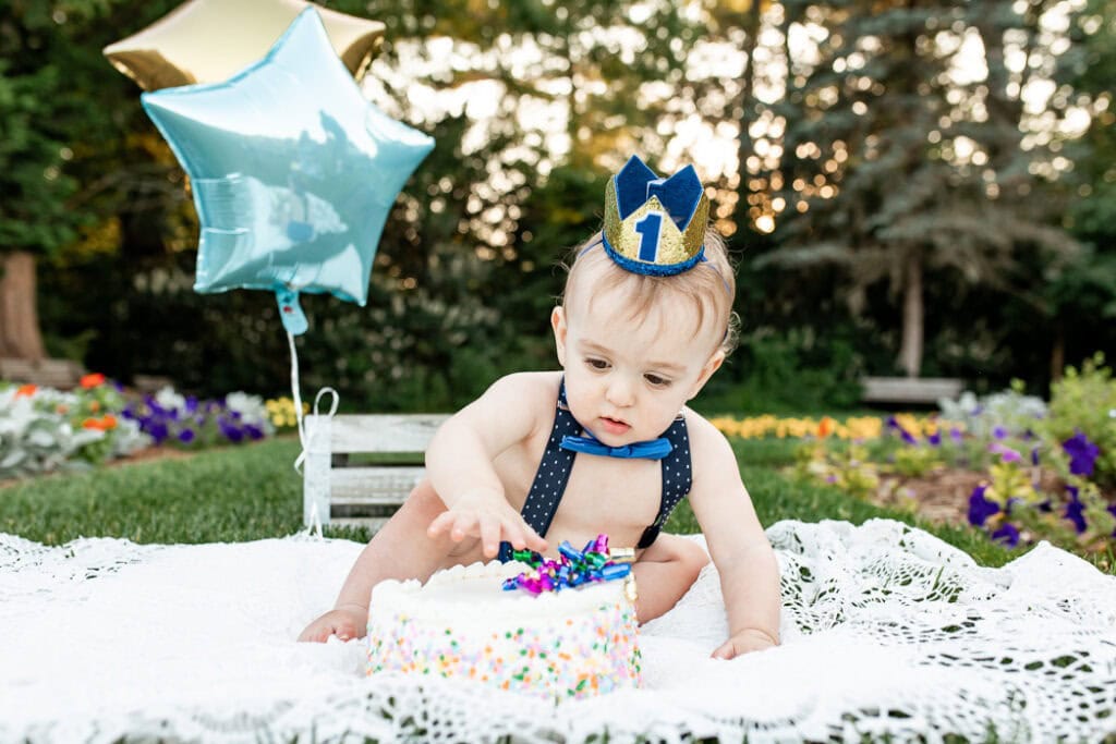 Elizabeth park outdoor cake smash photoshoot in West Hartford CT