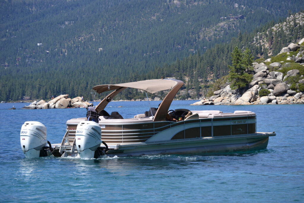 Pontoon&speed boat rental. Picture of a Bennington RSRA 30 Tri-toon boat.