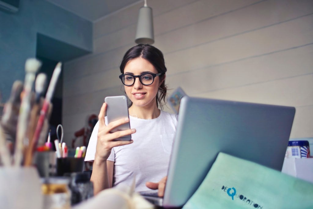 Frau arbeitet mit Zeiterfassungs-App
