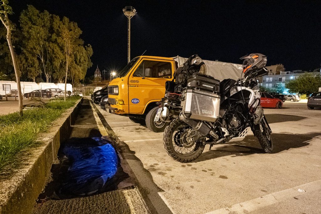 Übernachten am Hafenparkplatz in Igoumenitsa.