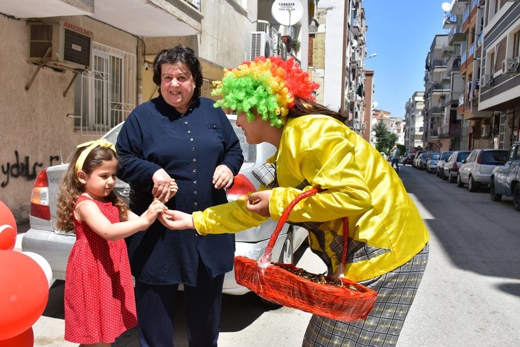 Şehzadeler Belediyesi bayram neşesini vatandaşların ayağına götürdü