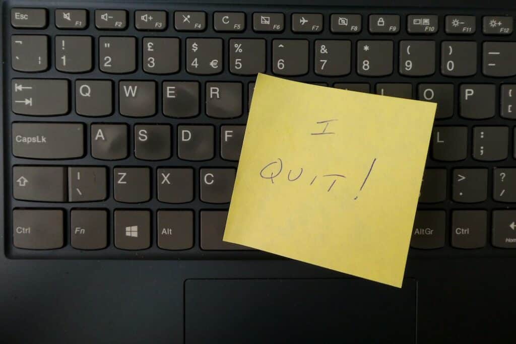 sticky note on laptop which reads "I quit!"