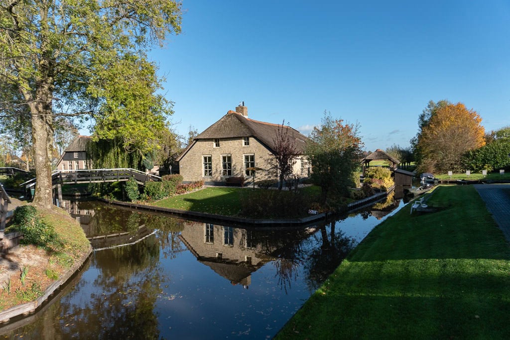 homes in giethoorne on canal on Day Trip to Giethoorn