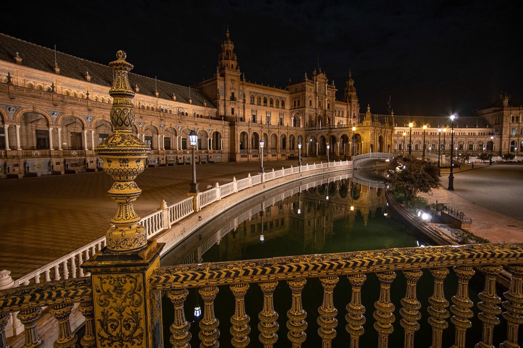 sevilla spain plaza de espana at night