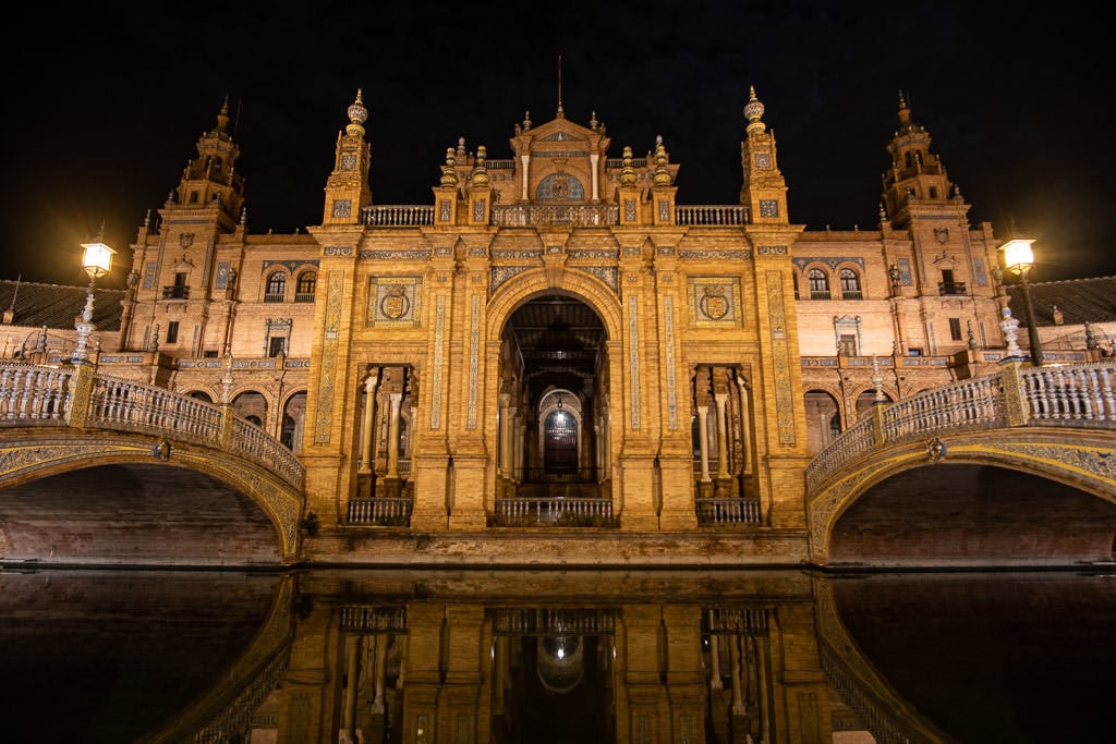 sevilla spain plaza de espana at night