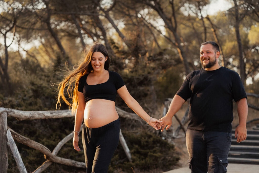walking couple in wood-Maternity Session in Pine Woods-Maternityphotos-Baby Belly Shooting-Couple Photographer-Costa Brava-Catalonia-Baix Emporda-©Veronika Mittermair