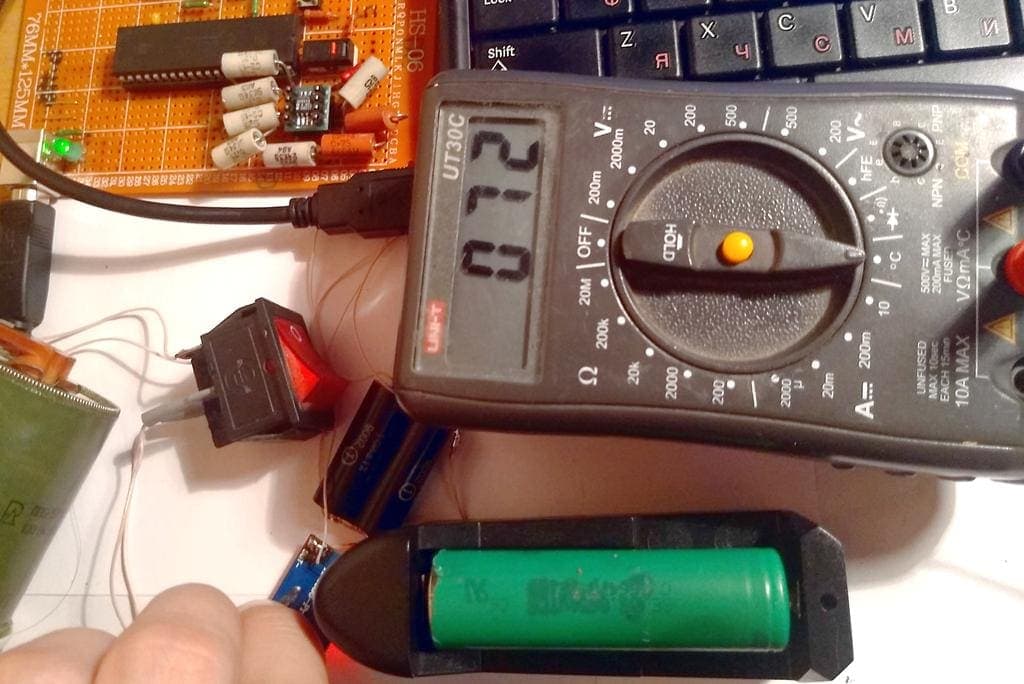 Греется зарядное устройство. Почему аккумулятор кипит при зарядке. При зарядке акб кипит электролит. Нормально ли что блок зарядки греется. Должен ли при зарядке кипеть акб.