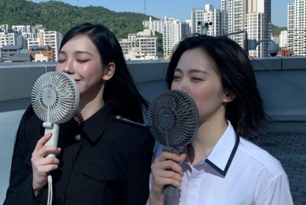 Karina aespa dan Ryujin ITZY: Momen Seru di Atap