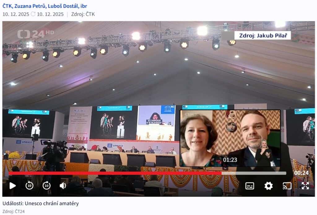Screen z reportáže České televize o zápisu hraní českého amatérského divadla na seznam UNESCO