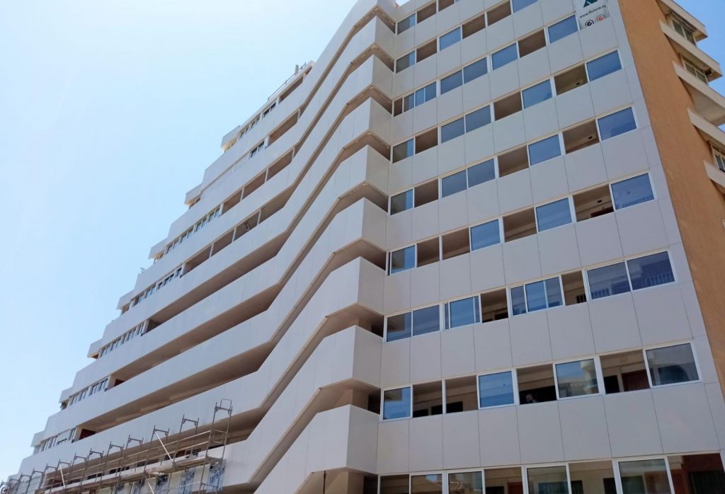 alt="Revestimientos fachadas ventiladas con panel composite"