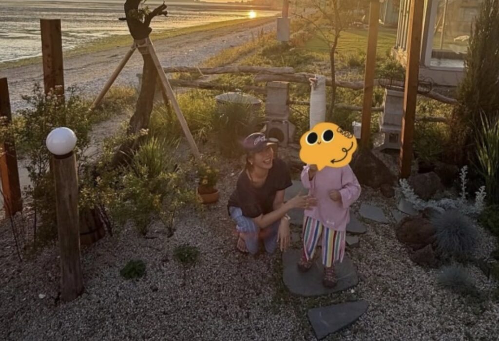 Momen Manis Son Ye Jin dan Si Kecil di Bawah Langit Senja