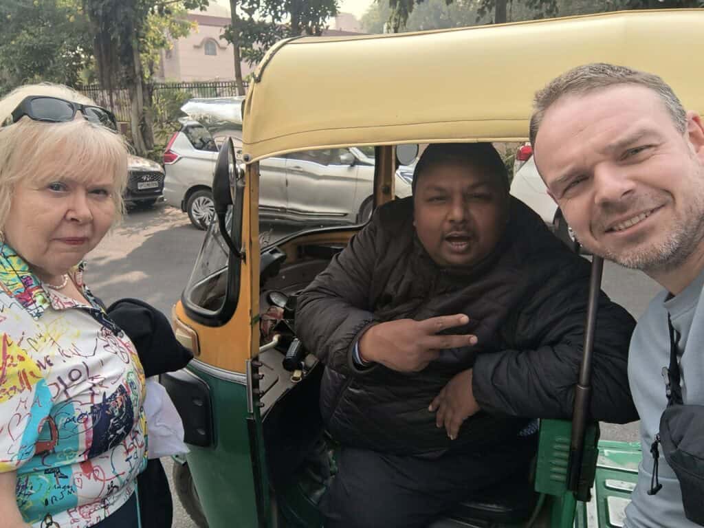 Indické vozítko tuk-tuk s řidičem
