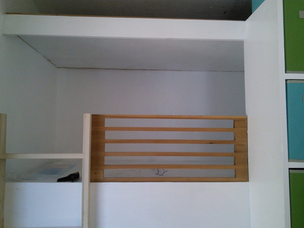 The top bunk has a fixed rail, no one will sleep in it for a while but eventually Hazel will be there.