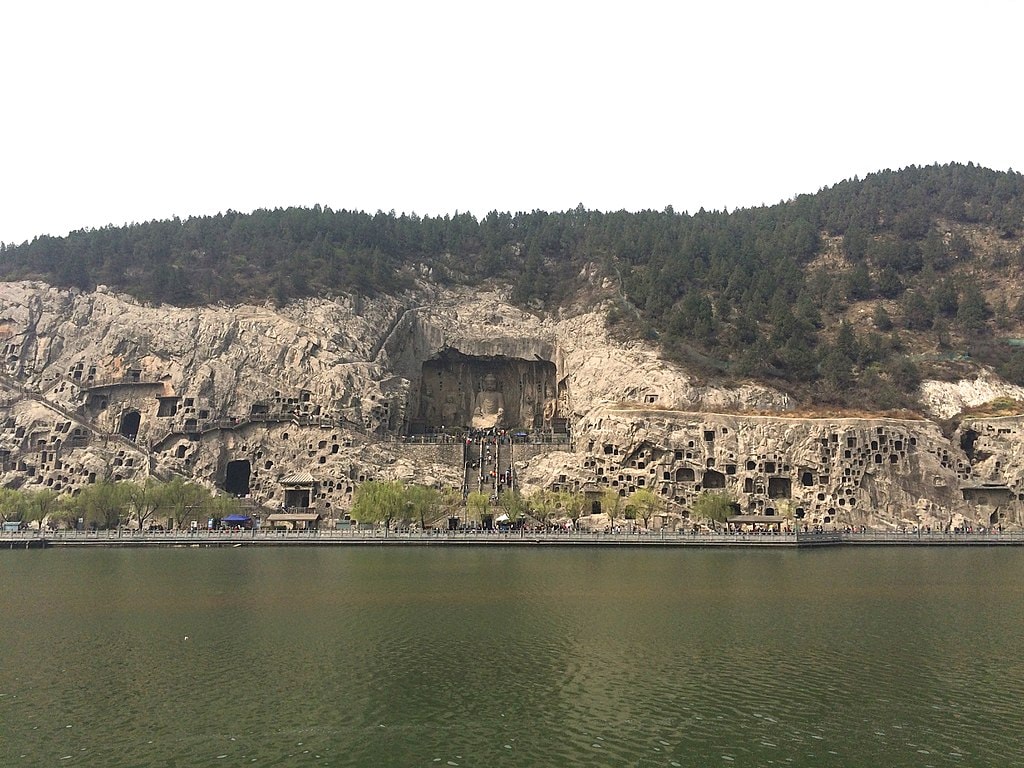 Longmen Mağaraları karşıdan görüümü
