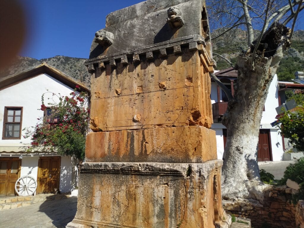 Aslanlı Lahit kapak