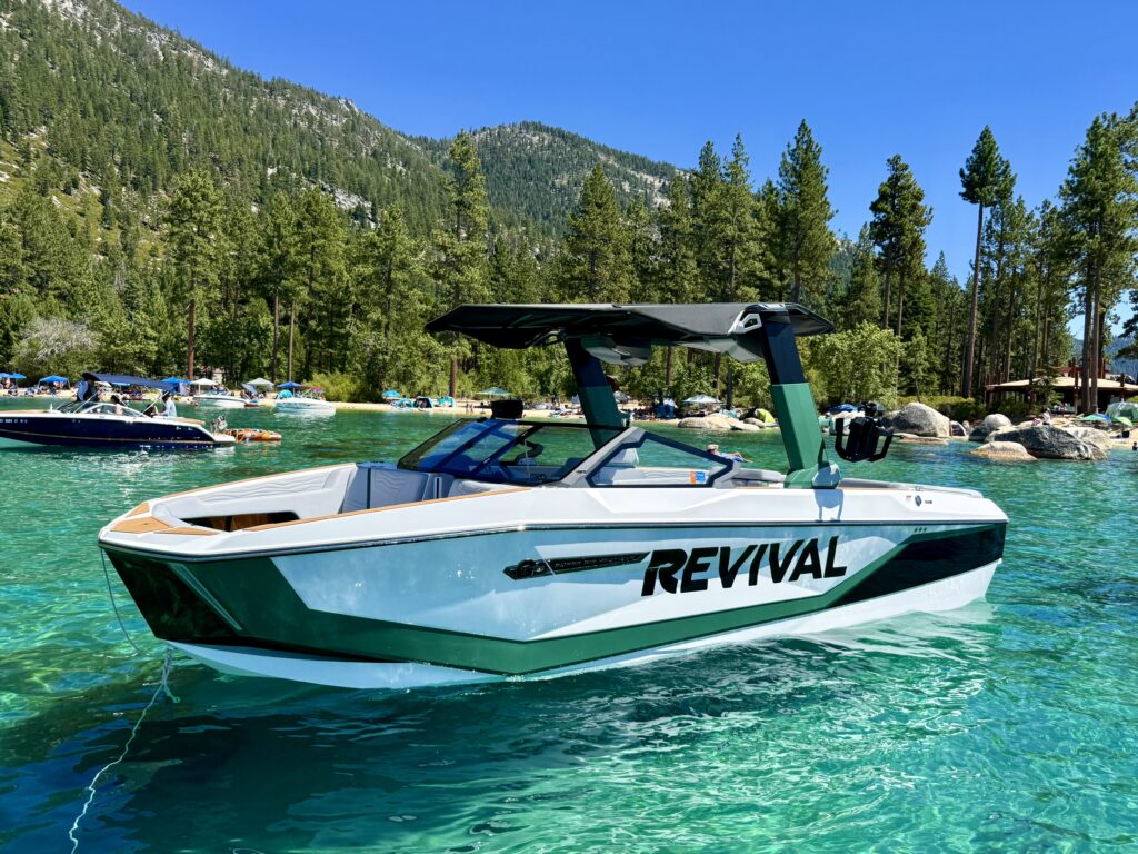 Lake Tahoe Pontoon&speed boat rental. Picture of a 25' Air Nautique Wake Surf speed boat.
