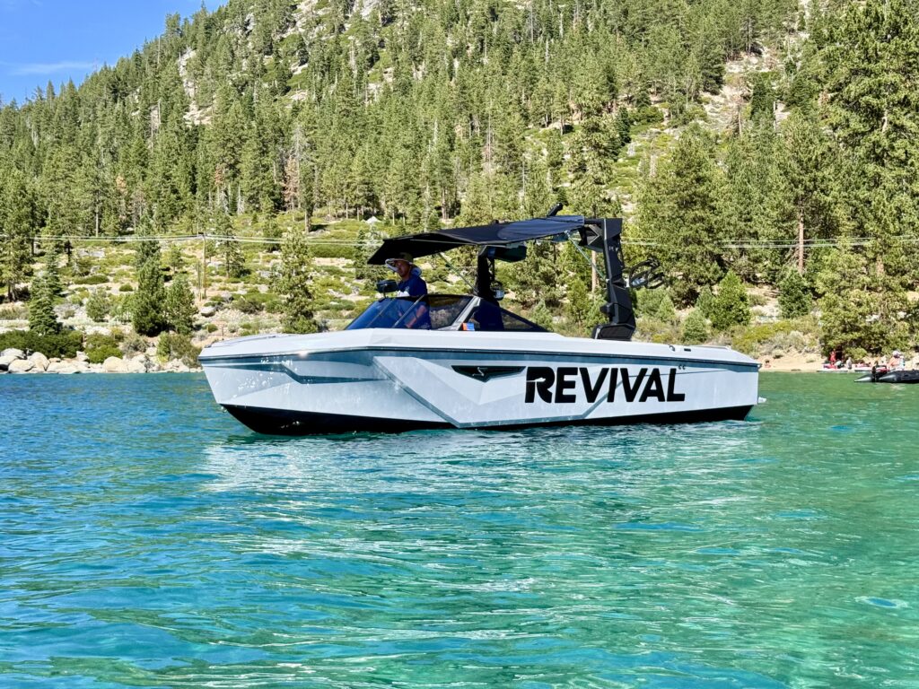 Lake Tahoe Pontoon&speed boat rental. Picture of a 23' Air Nautique Wake Surf speed boat.