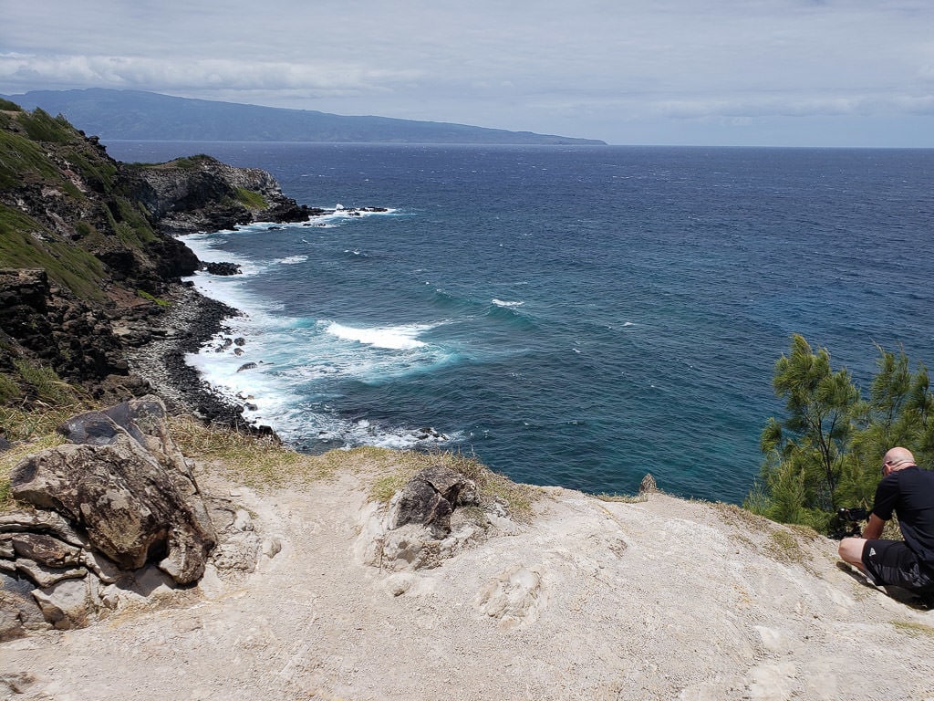 Waves crashing against the cliffs on a pull-off on the West Maui Loop Drive