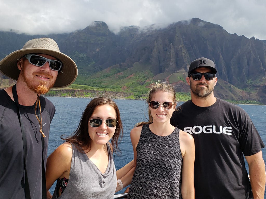 photo with friends with na pali coast background on kauai friendcation