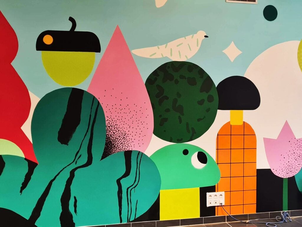 Détail de la fresque de Flow à l'ESAT de Haguenau : gland, cône rose, boule verte texturée et champignon aux grands yeux