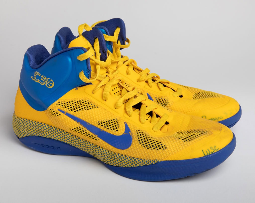 Recuerdo Constitución Plasticidad Rare, Game-worn Stephen Curry Nikes to be Made Available for IPO - Boardroom