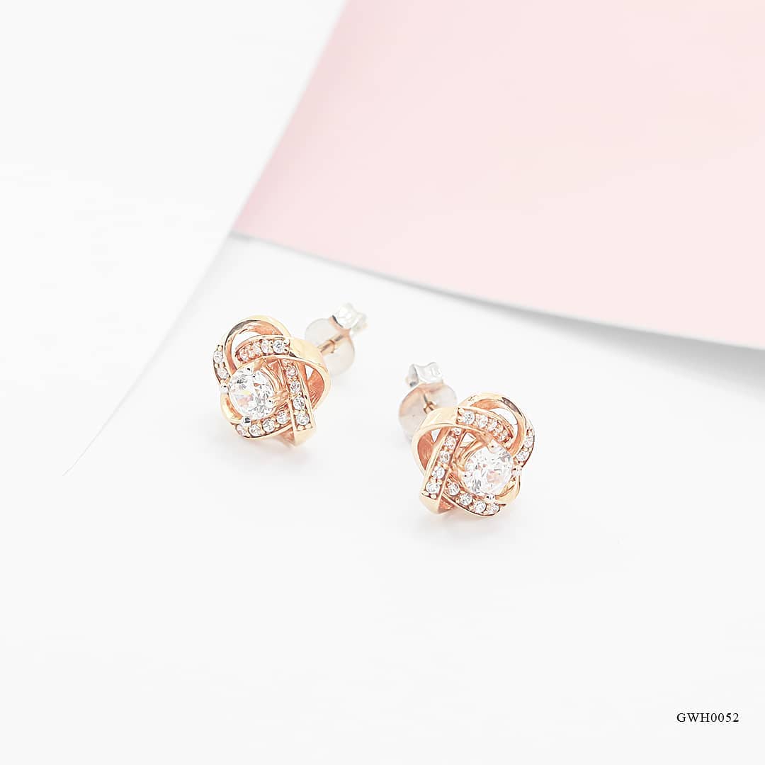 anting berlian wanita 
