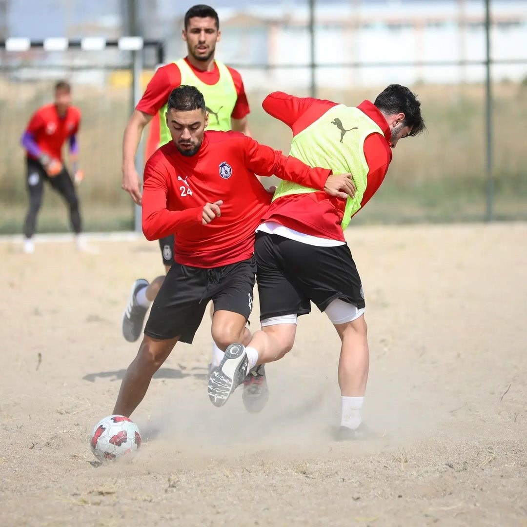 Afyonspor kum sahada kuvvet ve kondisyon antrenmanı yaptı