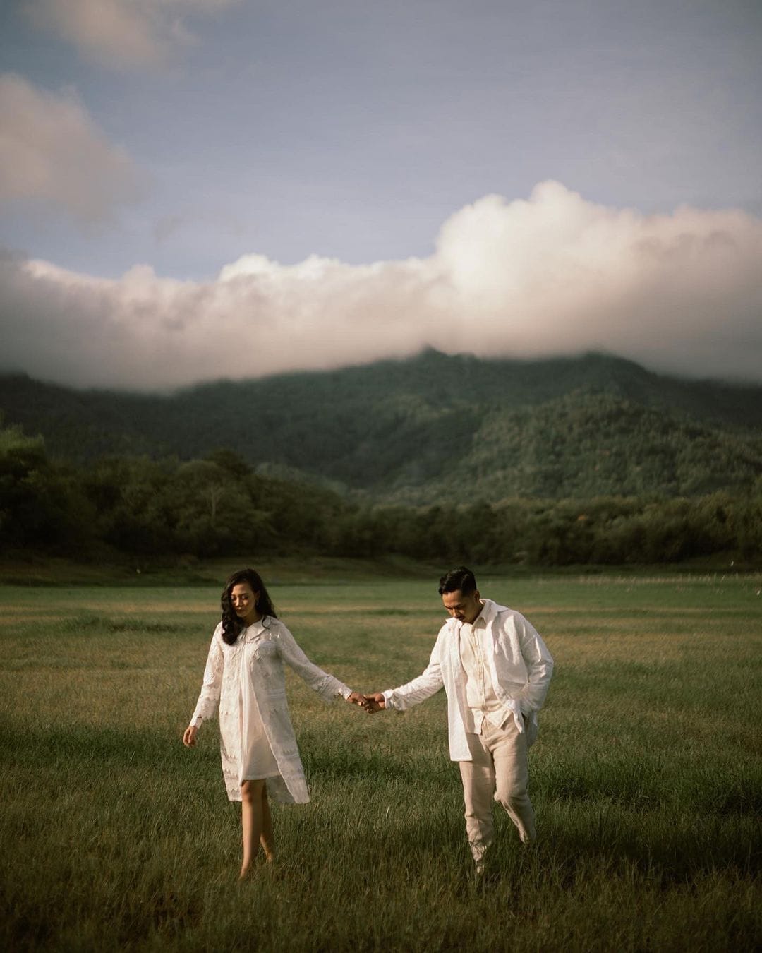 Tema prewedding outdoor di sawah