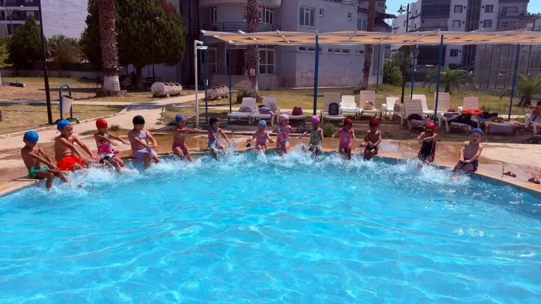 AYDIN'IN GERMENCİK İLÇESİNDE BELEDİYE TARAFINDAN DÜZENLENEN YAZ OKULU KAPSAMINDA GERÇEKLEŞTİRİLEN YÜZME KURSLARI, ÇOCUKLARIN HEM EĞLENEREK VAKİT GEÇİRMESİNE HEM DE YÜZME ÖĞRENMESİNE KATKI SAĞLIYOR.