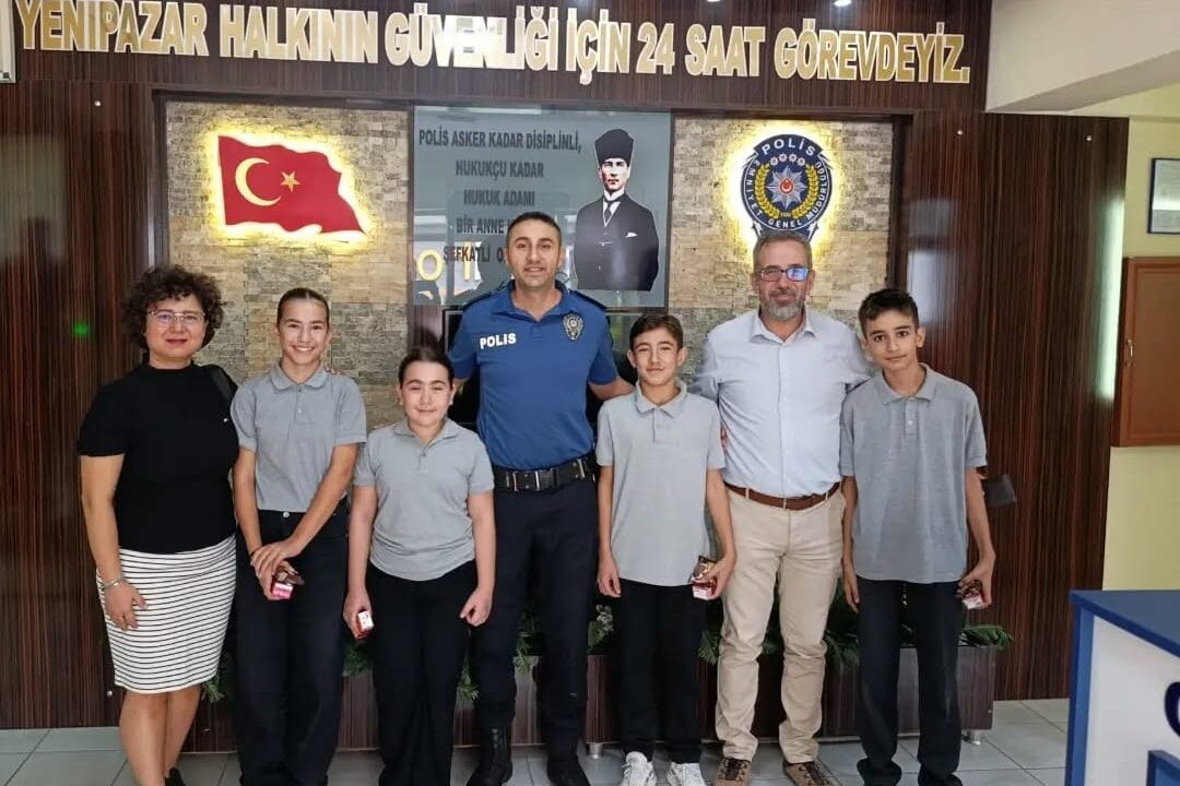 AYDIN’IN YENİPAZAR İLÇESİNDE 2026-2027 EĞİTİM-ÖĞRETİM YILININ BAŞLAMASI VE İLKÖĞRETİM HAFTASI KAPSAMINDA MERKEZ ORTAOKULU ÖĞRENCİLERİ, İLÇE EMNİYET AMİRLİĞİ’Nİ ZİYARET ETTİ.