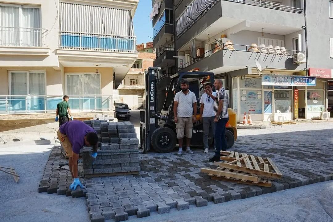 GERMENCİK BELEDİYESİ TARAFINDAN PARK MAHALLESİ'NDE YÜRÜTÜLEN PARKE TAŞI DÖŞEME ÇALIŞMALARI DEVAM EDİYOR. İLÇENİN İŞLEK NOKTALARINDAN HÜSEYİN ÇONDUR SOKAK'TA SÜRDÜRÜLEN ÇALIŞMALARI BELEDİYE BAŞKANI BURAK ZENCİRCİ YERİNDE İNCELEDİ.