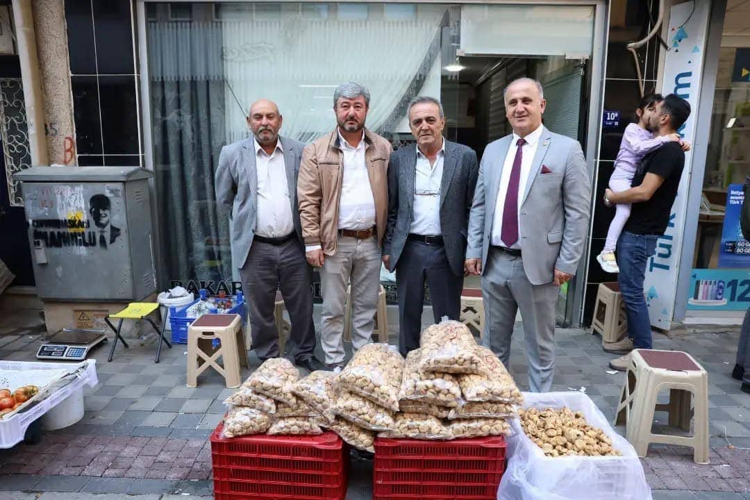 İNCİRLİOVA BELEDİYE BAŞKANI AYTEKİN KAYA, İNCİRLİOVA KÖYLÜ PAZARI'NI ZİYARET EDEREK PAZARDA FAALİYET GÖSTEREN ESNAF VE VATANDAŞLARLA BİR ARAYA GELDİ. KAYA, ESNAF VE VATANDAŞLARIN GÖRÜŞ, ÖNERİ VE TALEPLERİNİ DİNLEYEREK HAYIRLI ALIŞVERİŞ VE BEREKETLİ KAZANÇ TEMENNİSİNDE BULUNDU.