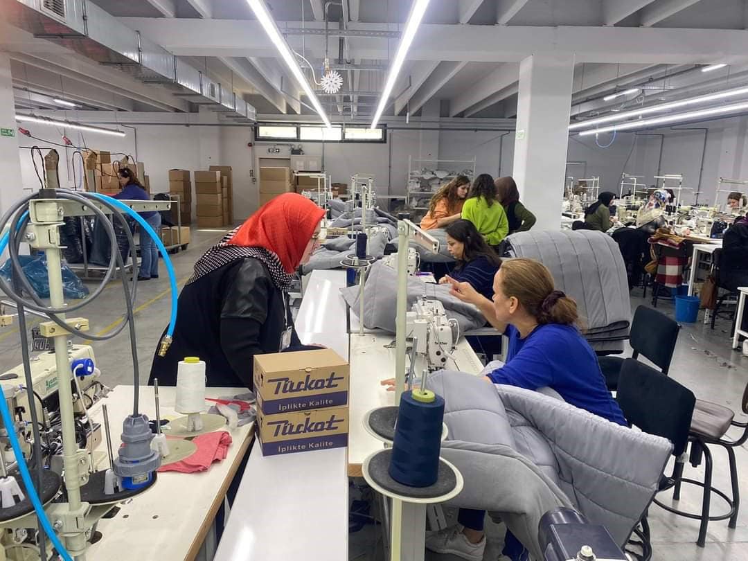 Akhisar’da deprem bölgesi için uyku tulumu üretiliyor