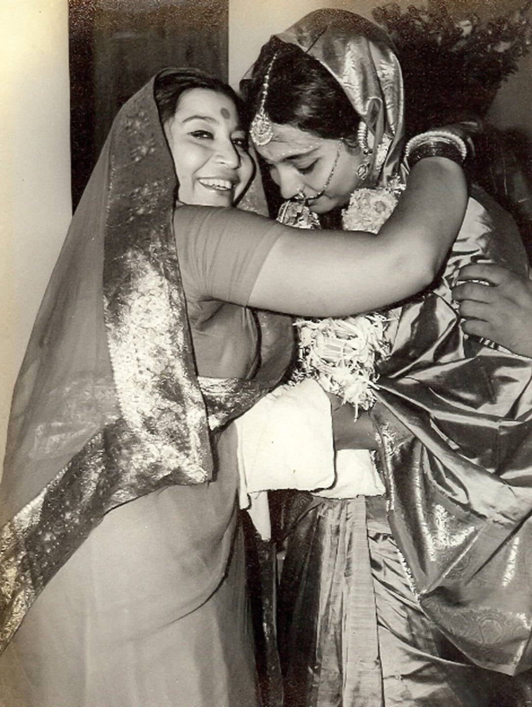 SK_shri-mataji-with-daughter-kalpana-upon-her-marriage Šri Matadži s dcérou Kalpanou po svadbe.