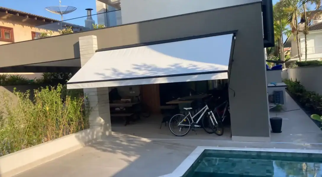 Toldo Cortina com braços e revestimento em Tela Solar