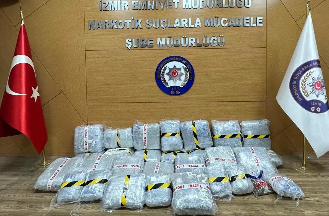 İZMİR'İN KARŞIYAKA İLÇESİNDE POLİS EKİPLERİ TARAFINDAN BİR EVE DÜZENLENEN UYUŞTURUCU OPERASYONUNDA 80 KİLO 463 GRAM SKANK ESRAR ELE GEÇİRİLDİ